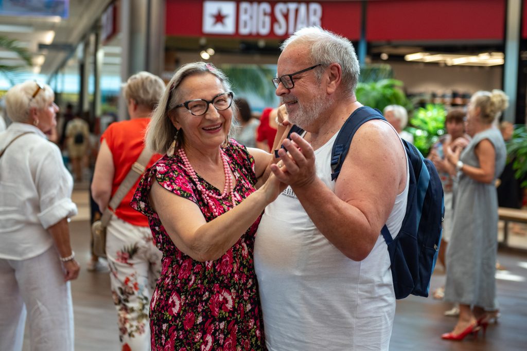 Galeria zdjęć z potańcówki dla seniorów w Galerii Solnej.