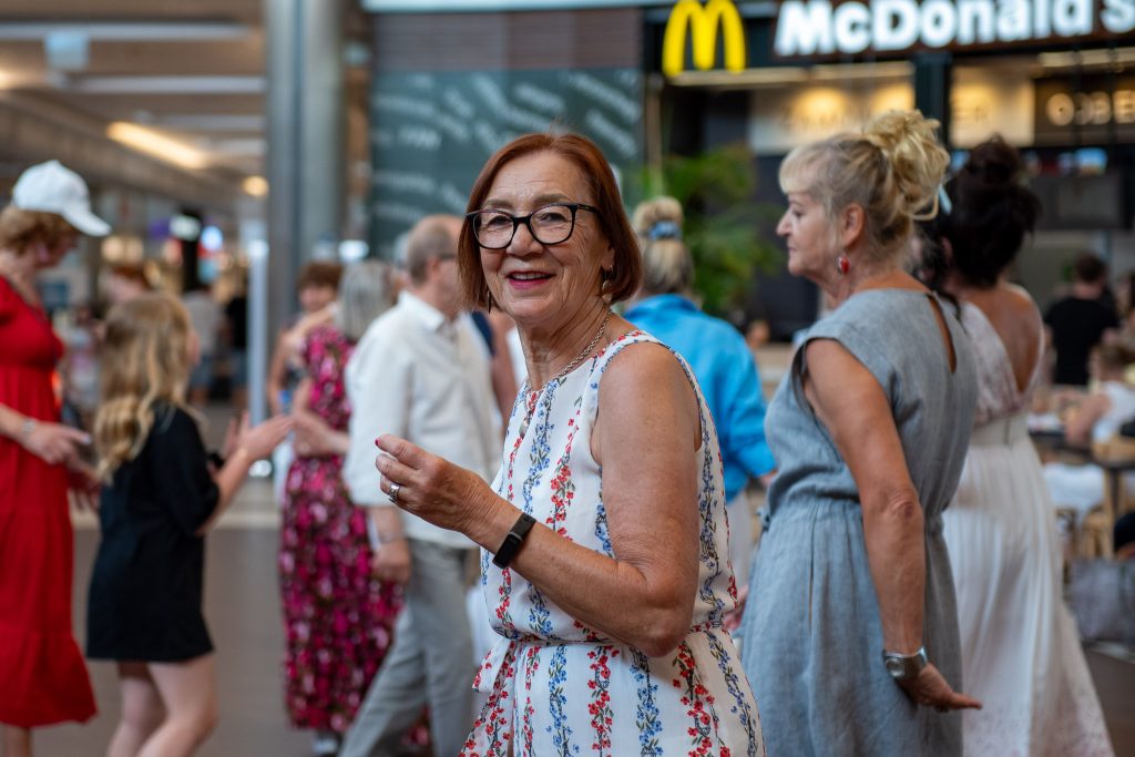 Galeria zdjęć z potańcówki dla seniorów w Galerii Solnej.