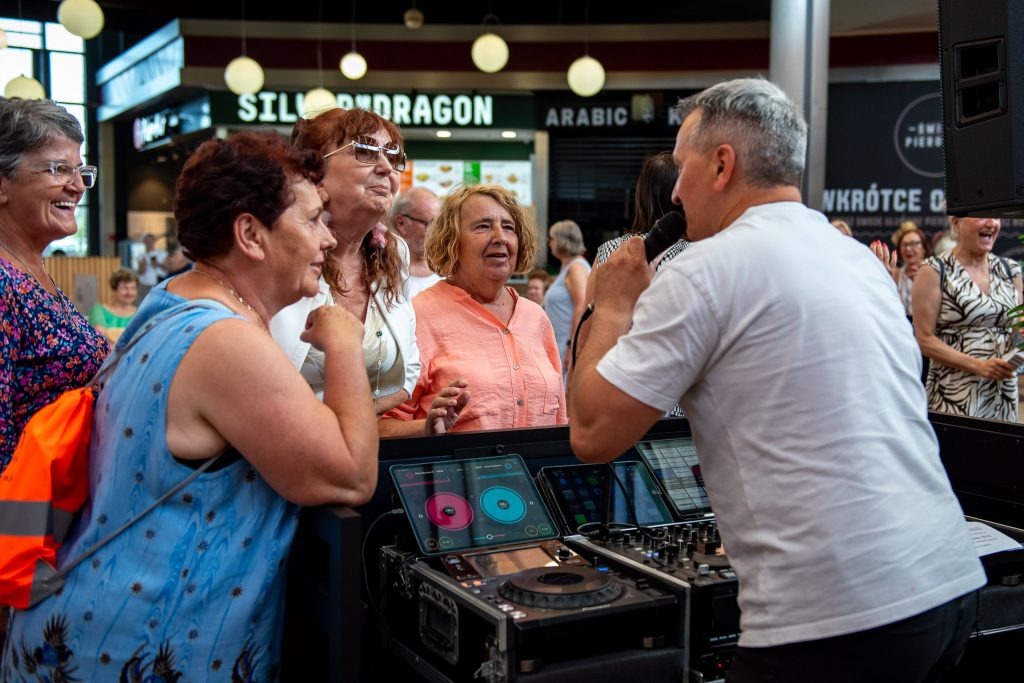Galeria zdjęć z potańcówki dla seniorów w Galerii Solnej.