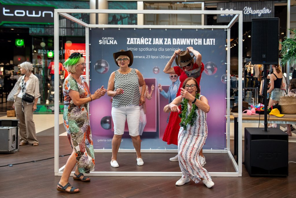 Galeria zdjęć z potańcówki dla seniorów w Galerii Solnej.