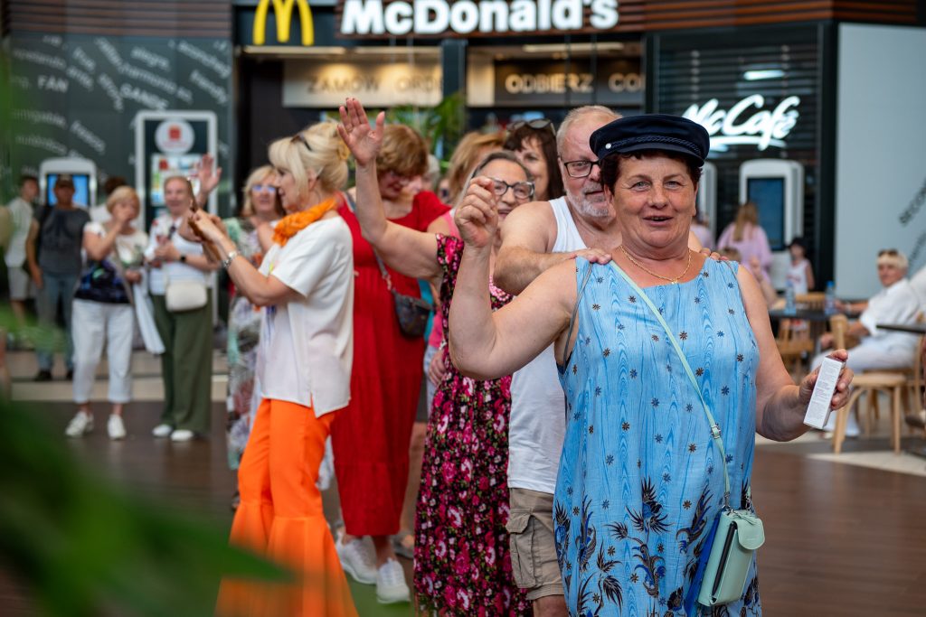 Galeria zdjęć z potańcówki dla seniorów w Galerii Solnej.