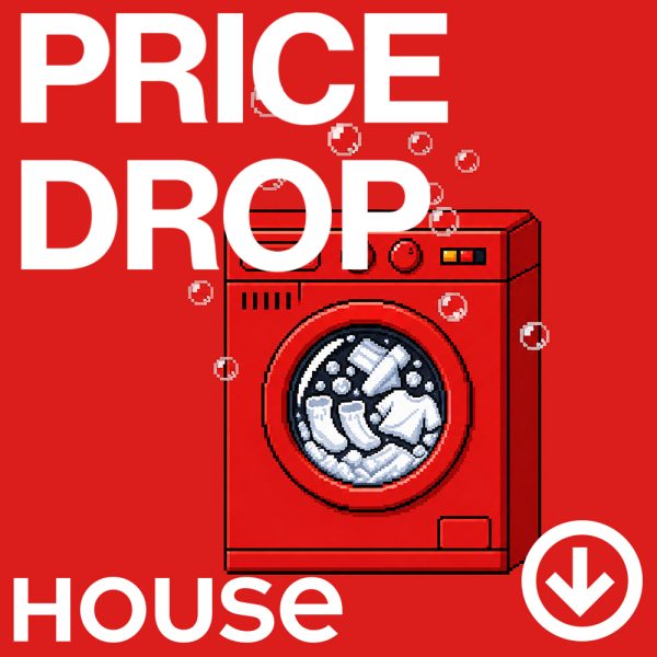 Czerwony baner wyprzedażowy w stylistyce pixel art marki House z hasłem „PRICE DROP”. W centrum znajduje się pikselowa, czerwona pralka otoczona bąbelkami mydlanymi, w której bębnie piorą się ubrania i skarpetki. U góry widnieje duży, biały napis „PRICE DROP”, a na dole logo „House” oraz ikona strzałki skierowanej w dół umieszczona w okręgu.