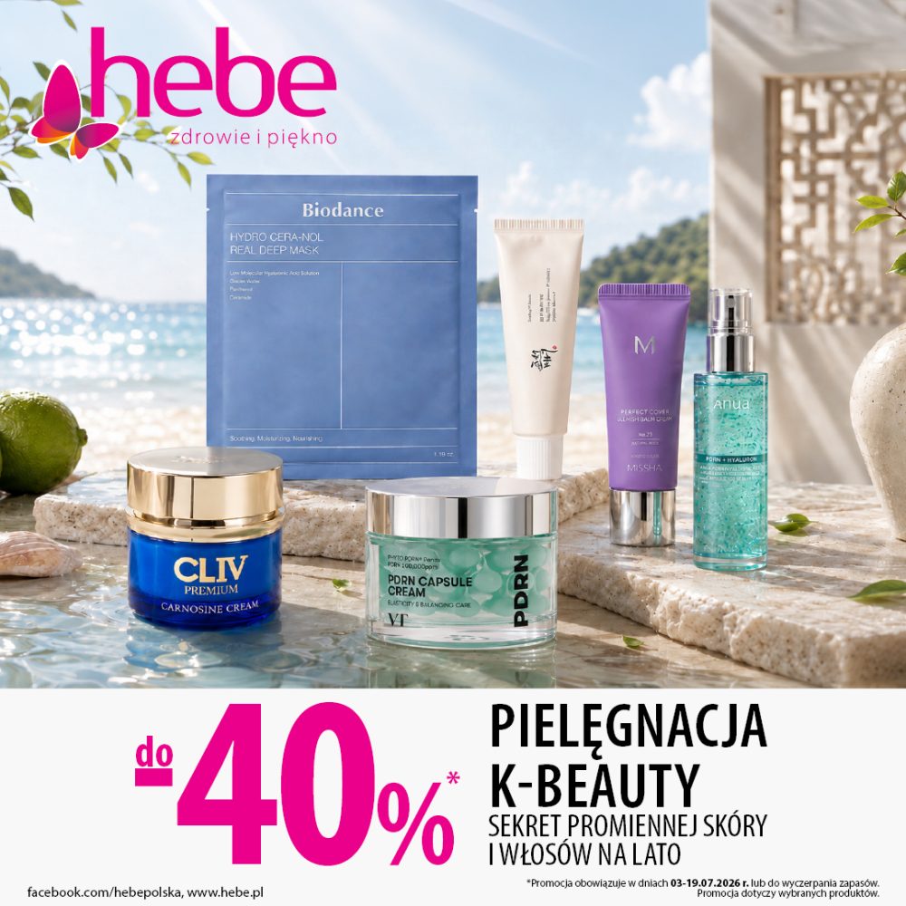 Baner reklamowy drogerii Hebe promujący kosmetyki koreańskie pod hasłem „PIELĘGNACJA K-BEAUTY. SEKRET PROMIENNEJ SKÓRY I WŁOSÓW NA LATO”. Na kamiennym podeście zanurzonym w wodzie, na tle nadmorskiego krajobrazu i morza, zaprezentowano produkty marek: Biodance (maska w płachcie Hydro Cera-nol), CLIV Premium (krem Carnosine Cream w niebieskim słoiczku), VT (krem PDRN Capsule Cream), Beauty of Joseon (krem w tubce), Missha (krem BB Perfect Cover) oraz Anua (serum w płynie). W lewym górnym rogu widnieje różowe logo „hebe zdrowie i piękno”. W dolnej części umieszczono duży, fuksjowy napis „do -40%*”. Mały druk informuje, że promocja obowiązuje w dniach 03-19.07.2026 r. lub do wyczerpania zapasów.