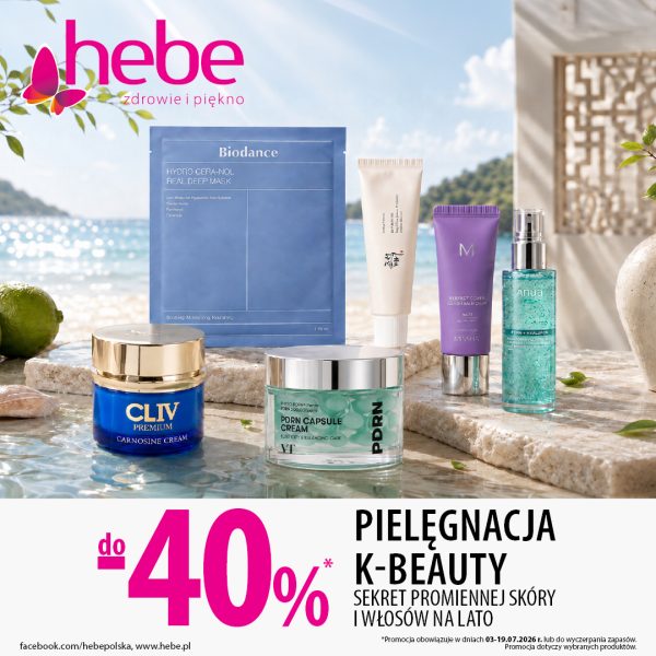 Baner reklamowy drogerii Hebe promujący kosmetyki koreańskie pod hasłem „PIELĘGNACJA K-BEAUTY. SEKRET PROMIENNEJ SKÓRY I WŁOSÓW NA LATO”. Na kamiennym podeście zanurzonym w wodzie, na tle nadmorskiego krajobrazu i morza, zaprezentowano produkty marek: Biodance (maska w płachcie Hydro Cera-nol), CLIV Premium (krem Carnosine Cream w niebieskim słoiczku), VT (krem PDRN Capsule Cream), Beauty of Joseon (krem w tubce), Missha (krem BB Perfect Cover) oraz Anua (serum w płynie). W lewym górnym rogu widnieje różowe logo „hebe zdrowie i piękno”. W dolnej części umieszczono duży, fuksjowy napis „do -40%*”. Mały druk informuje, że promocja obowiązuje w dniach 03-19.07.2026 r. lub do wyczerpania zapasów.