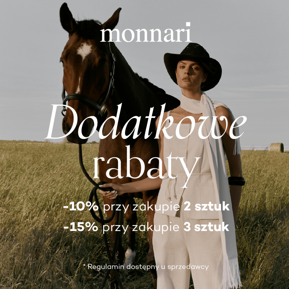 Elegancki baner promocyjny marki Monnari w klimacie western. Na pierwszym planie w trawiasatym polu stoi kobieta w czarnym kapeluszu, jasnej kamizelce, spodniach i z długa białą szarfą, trzymająca za wodze brązowego konia. U góry widnieje białe logo „monnari”, pod nim duży, elegancki napis „Dodatkowe rabaty”, a poniżej progi promocyjne: „-10% przy zakupie 2 sztuk” oraz „-15% przy zakupie 3 sztuk”. Na samym dole umieszczono dopisek: „* Regulamin dostępny u sprzedawcy”.