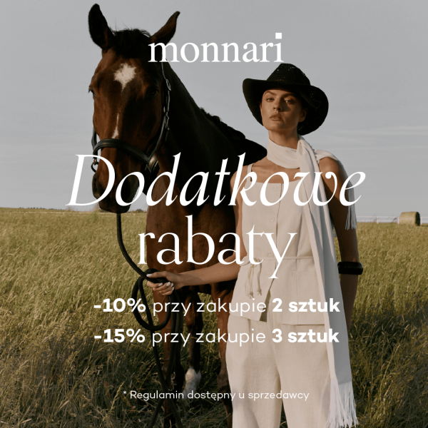 Elegancki baner promocyjny marki Monnari w klimacie western. Na pierwszym planie w trawiasatym polu stoi kobieta w czarnym kapeluszu, jasnej kamizelce, spodniach i z długa białą szarfą, trzymająca za wodze brązowego konia. U góry widnieje białe logo „monnari”, pod nim duży, elegancki napis „Dodatkowe rabaty”, a poniżej progi promocyjne: „-10% przy zakupie 2 sztuk” oraz „-15% przy zakupie 3 sztuk”. Na samym dole umieszczono dopisek: „* Regulamin dostępny u sprzedawcy”.