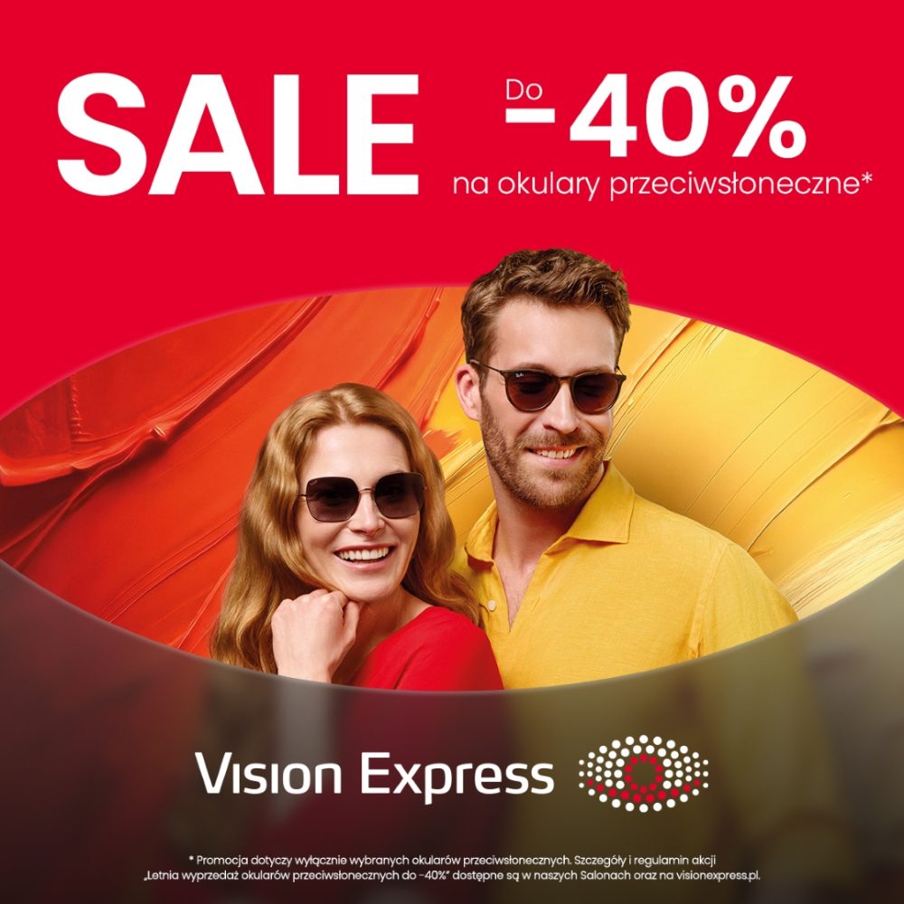 Czerwono-czarny baner wyprzedażowy sieci Vision Express z hasłem „Letnia wyprzedaż okularów przeciwsłonecznych”. U góry, na czerwonym tle, widnieją duże białe napisy: „SALE” oraz „Do -40% na okulary przeciwsłoneczne*”. Poniżej, w owalnym kadrze na tle dynamicznych, pomarańczowo-żółtych pociągnięć pędzla, przedstawiono uśmiechniętą parę w okularach przeciwsłonecznych: kobietę z rudymi włosami w czerwonej koszuli i mężczyznę z brodą w żółtej koszuli. Na dole znajduje się białe logo „Vision Express” z czerwonym symbolem „eye” oraz drobny druk: „*Promocja dotyczy wyłącznie wybranych okularów przeciwsłonecznych. Szczegóły i regulamin akcji „Letnia wyprzedaż okularów przeciwsłonecznych do -40%” dostępne są w naszych Salonach oraz na visionexpress.pl.”.