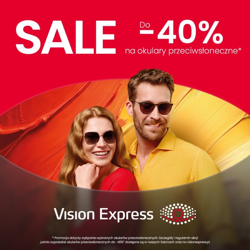 Czerwono-czarny baner wyprzedażowy sieci Vision Express z hasłem „Letnia wyprzedaż okularów przeciwsłonecznych”. U góry, na czerwonym tle, widnieją duże białe napisy: „SALE” oraz „Do -40% na okulary przeciwsłoneczne*”. Poniżej, w owalnym kadrze na tle dynamicznych, pomarańczowo-żółtych pociągnięć pędzla, przedstawiono uśmiechniętą parę w okularach przeciwsłonecznych: kobietę z rudymi włosami w czerwonej koszuli i mężczyznę z brodą w żółtej koszuli. Na dole znajduje się białe logo „Vision Express” z czerwonym symbolem „eye” oraz drobny druk: „*Promocja dotyczy wyłącznie wybranych okularów przeciwsłonecznych. Szczegóły i regulamin akcji „Letnia wyprzedaż okularów przeciwsłonecznych do -40%” dostępne są w naszych Salonach oraz na visionexpress.pl.”.