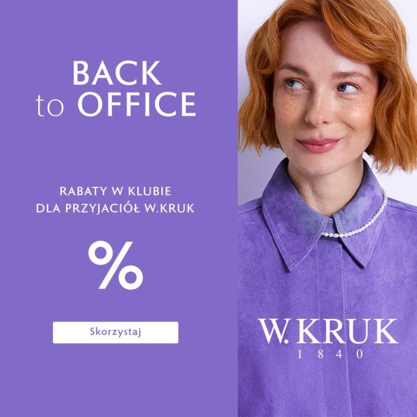Fioletowy baner promocyjny marki W.KRUK z kampanii „BACK to OFFICE”. Po prawej stronie widnieje rudowłosa kobieta z piegami, ubrana w fioletową koszulę oraz delikatny naszyjnik z pereł. Na dole jej ubrania umieszczono białe logo „W.KRUK 1840”. Po lewej stronie, na fioletowym tle, znajduje się duży napis „BACK to OFFICE”, poniżej tekst „RABATY W KLUBIE DLA PRZYJACIÓŁ W.KRUK”, duży biały symbol procentu „%” oraz przycisk z napisem „Skorzystaj”.