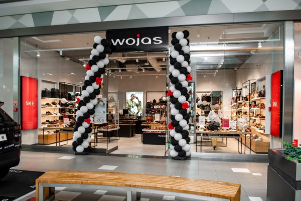 Wnętrze salonu Wojas w Galerii Solnej po remoncie.