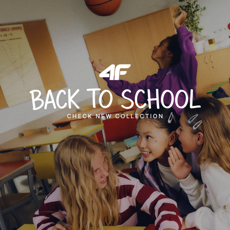 Zdjęcie promocyjne marki 4F z kampanii Back to School, przedstawiające grupę dzieci w klasie szkolnej. Na pierwszym planie po prawej stronie dwie dziewczynki rozmawiają, szepcząc sobie do ucha, a po lewej dziewczynka w paski patrzy w dół. W tle dziecko w fioletowej bluzie podrzuca piłkę do koszykówki. Na środku grafiki umieszczono białe logo 4F oraz napis „BACK TO SCHOOL CHECK NEW COLLECTION”. W tle widoczne są szkolne ławki oraz tablica z wykresem funkcji.