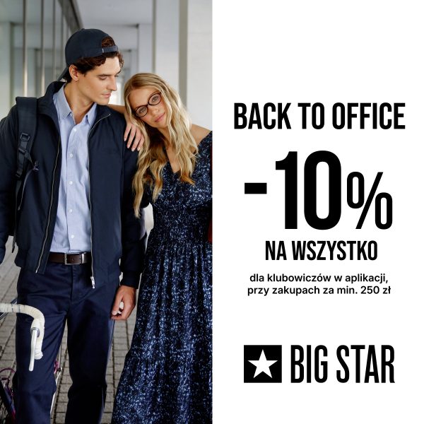 Baner promocyjny marki Big Star z kampanii „BACK TO OFFICE”. Po lewej stronie przedstawiono parę: mężczyznę w granatowej kurtce, błękitnej koszuli, granatowych spodniach i czapce z daszkiem trzymającego rower oraz blondynkę w okularach korekcyjnych i wzorzystej, ciemnej sukience opierającą się o jego ramie. Po prawej stronie, na białym tle, umieszczono duży czarny napis: „BACK TO OFFICE -10% NA WSZYSTKO”, dopisek „dla klubowiczów w aplikacji, przy zakupach za min. 250 zł” oraz logo BIG STAR z gwiazdą.