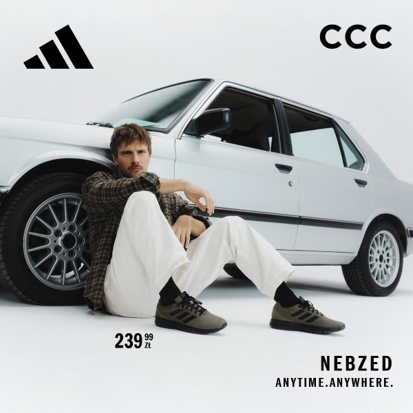 Baner promocyjny CCC na białym tle, przedstawiający mężczyznę w koszuli w kratę, jasnych spodniach i oliwkowych butach sportowych adidas Nebzed. Mężczyzna siedzi oparty o przednie koło klasycznego, srebrnego samochodu. W lewym górnym rogu widnieje czarne logo adidas, a w prawym górnym logo CCC. W dolnej części po lewej stronie umieszczono cenę „239,99 zł”, a po prawej napis „NEBZED ANYTIME.ANYWHERE.”.