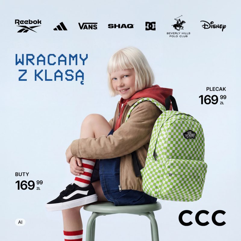 Baner promocyjny marki CCC z kampanii „WRACAMY Z KLASĄ”. Na jasnoniebieskim tle siedzi uśmiechnięta dziewczynka z jasnymi włosami, ubrana w brązową kurtkę, czerwoną bluzę z kapturem oraz czarno-białe buty Vans (cena: 169,99 zł) ze skarpetkami w czerwono-białe paski. Obok niej znajduje się zielono-biały plecak Vans w szachownicę (cena: 169,99 zł). U góry widnieją logotypy marek: Reebok, adidas, Vans, SHAQ, DC, Beverly Hills Polo Club oraz Disney. Na dole po prawej stronie umieszczono czarne logo „CCC”.