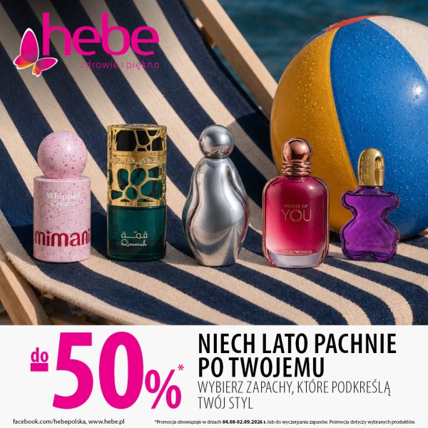 Letni baner promocyjny Hebe z hasłem „NIECH LATO PACHNIE PO TWOJEMU”. Pięć flakonów perfum stoi na leżaku w biało-granatowe pasy, obok mokrej, żółto-niebieskiej piłki plażowej. Od lewej: różowy mimani Whipped Cream, zielony Qimmah, srebrny, fioletowy Power of YOU oraz fioletowy misiek Tous. W lewym górnym rogu logo Hebe. Na dole duży napis „do -50%*”. Podano również daty: „Promocja obowiązuje w dniach 04.08-02.09.2026 r. lub do wyczerpania zapasów.”.