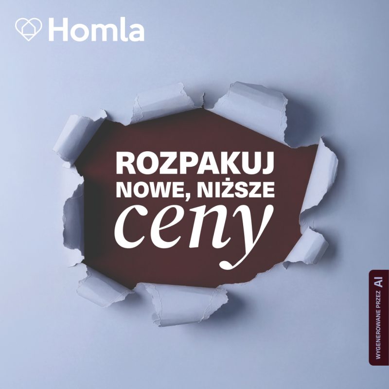 Grafika promocyjna marki Homla przedstawiająca jasnoniebieski papier z poszarpaną, wyrwaną dziurą na środku. Przez otwór widać ciemnobrązowe tło z białym napisem: „ROZPAKUJ NOWE, NIŻSZE ceny”. W lewym górnym rogu umieszczono białe logo „Homla” z sercem.