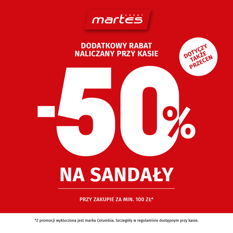Czerwono-biały baner promocyjny Martes Sport z ofertą specjalną. Na czerwonym tle wyeksponowano duży biały napis „-50% NA SANDAŁY”. Powyżej informacja: „DODATKOWY RABAT NALICZANY PRZY KASIE”. Po prawej stronie w białym kółku napis: „DOTYCZY TAKŻE PRZECEN”. Pod ofertą warunek: „PRZY ZAKUPIE ZA MIN. 100 ZŁ*”. Na dole, drobnym drukiem, wykluczenie: „*Z promocji wykluczona jest marka Columbia. Szczegóły w regulaminie dostępnym przy kasie.”. W górnej części widnieje logo marki Martes Sport.
