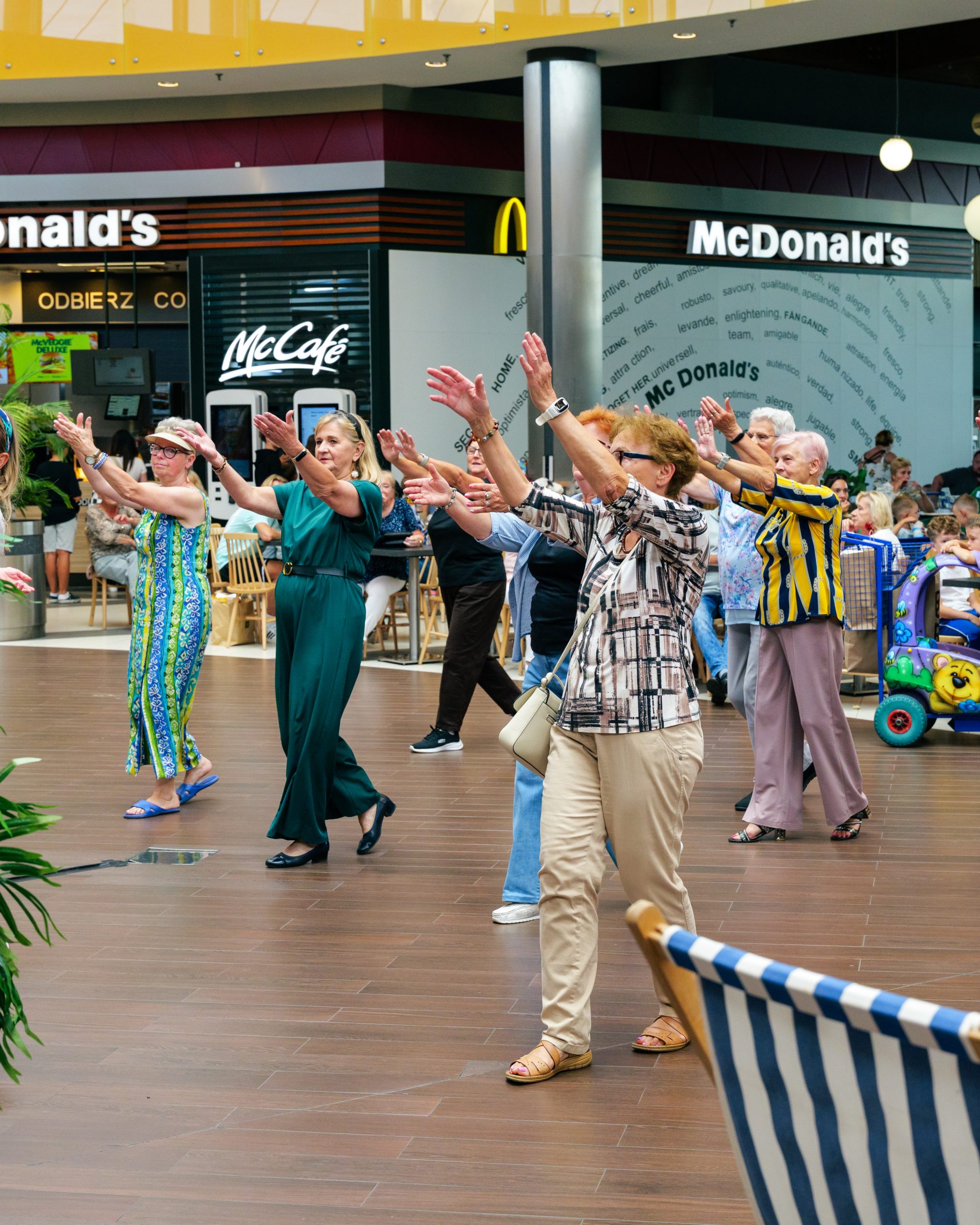 Seniorzy na parkiecie Galerii Solnej w trakcie potańcówki w dniu 20.08.2026.
