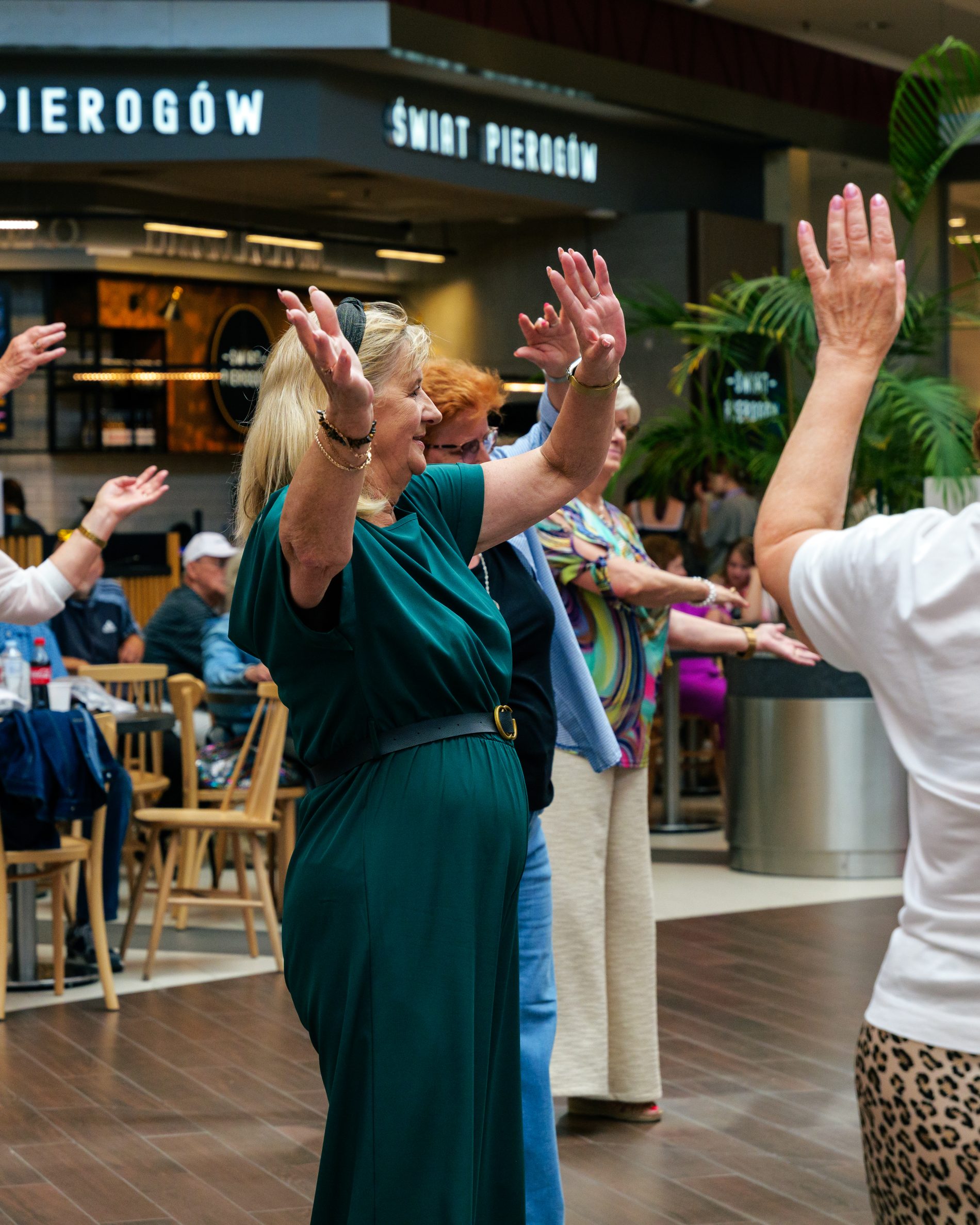 Seniorzy na parkiecie Galerii Solnej w trakcie potańcówki w dniu 20.08.2026.