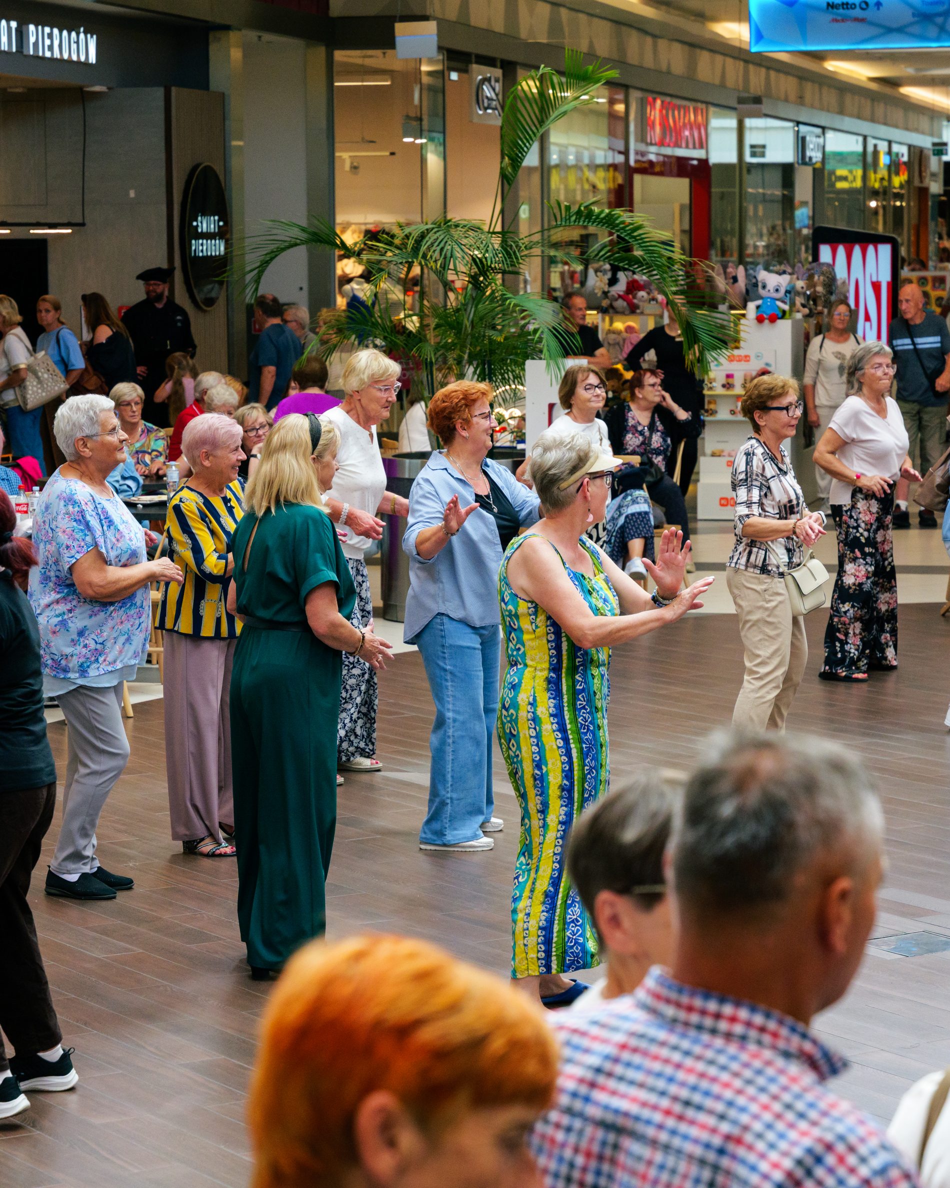 Seniorzy na parkiecie Galerii Solnej w trakcie potańcówki w dniu 20.08.2026.