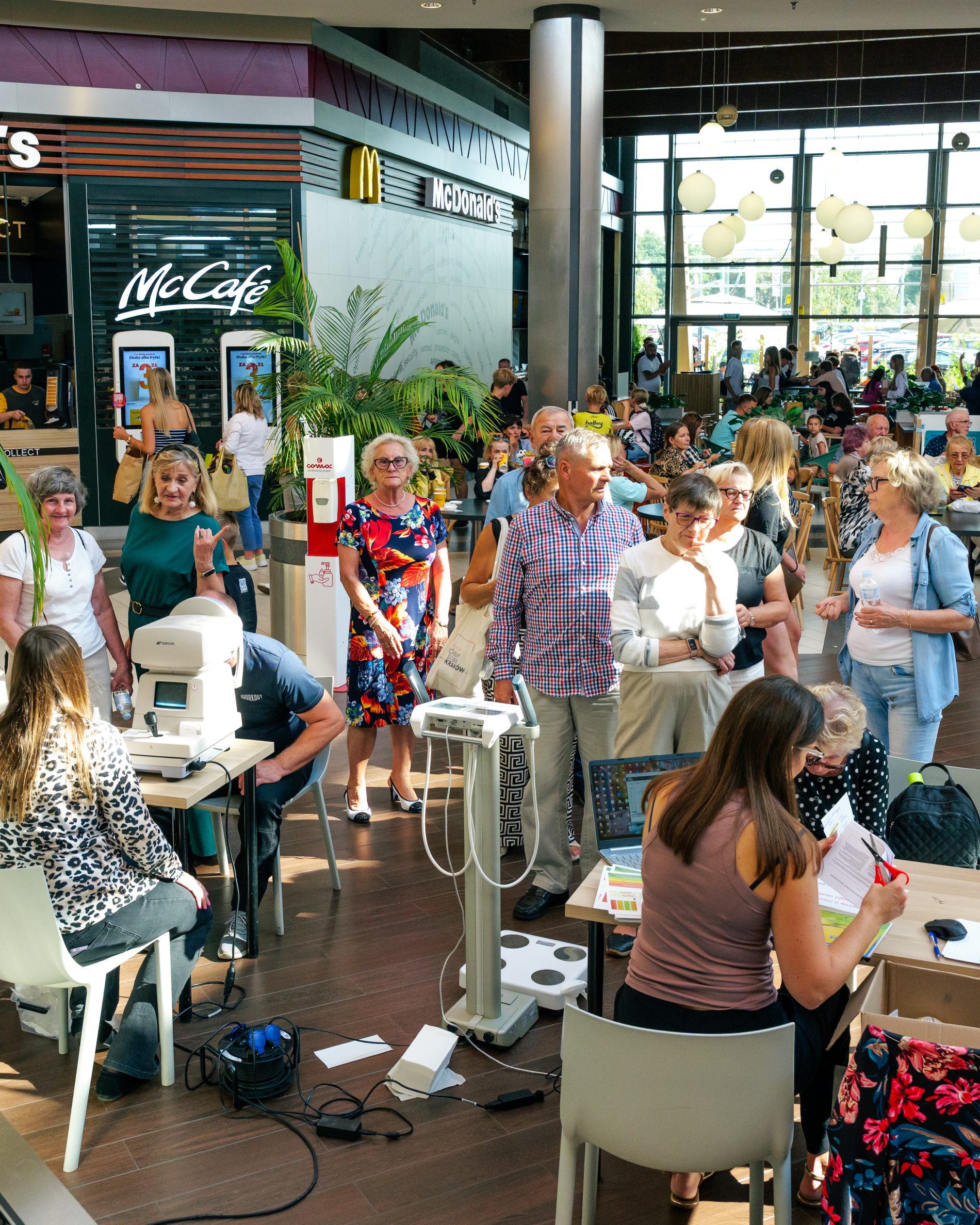 Seniorzy na parkiecie Galerii Solnej w trakcie potańcówki w dniu 20.08.2026.