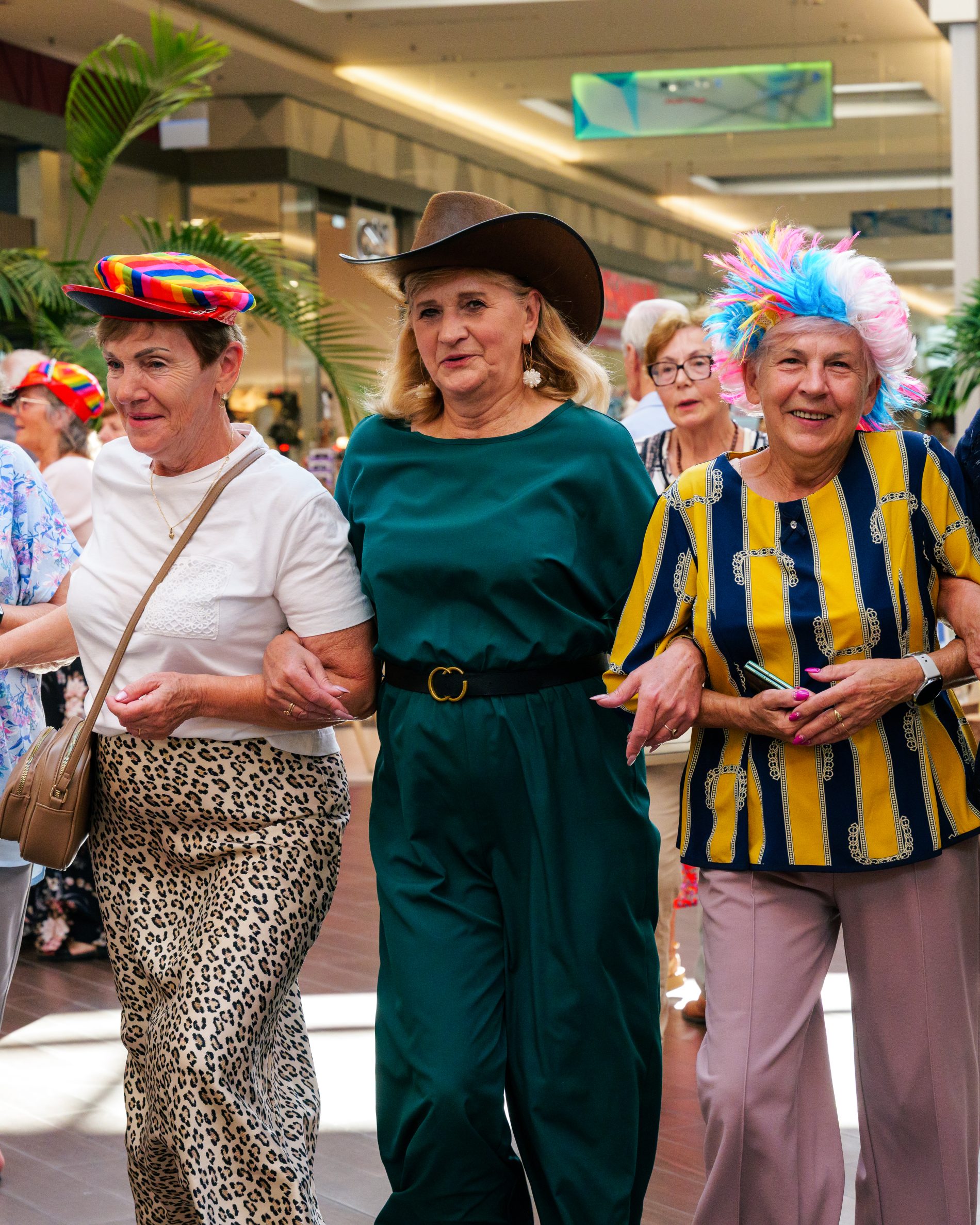 Seniorzy na parkiecie Galerii Solnej w trakcie potańcówki w dniu 20.08.2026.