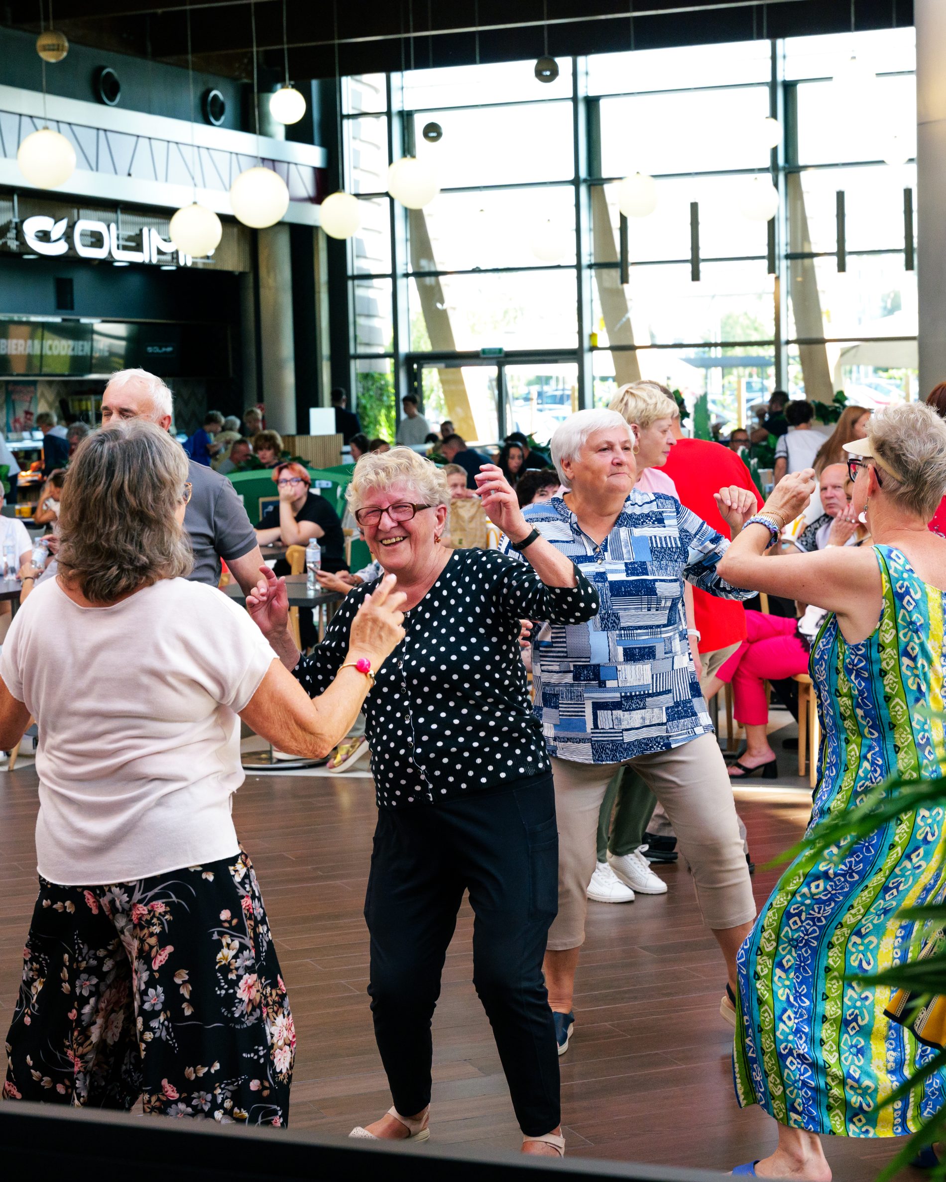 Seniorzy na parkiecie Galerii Solnej w trakcie potańcówki w dniu 20.08.2026.
