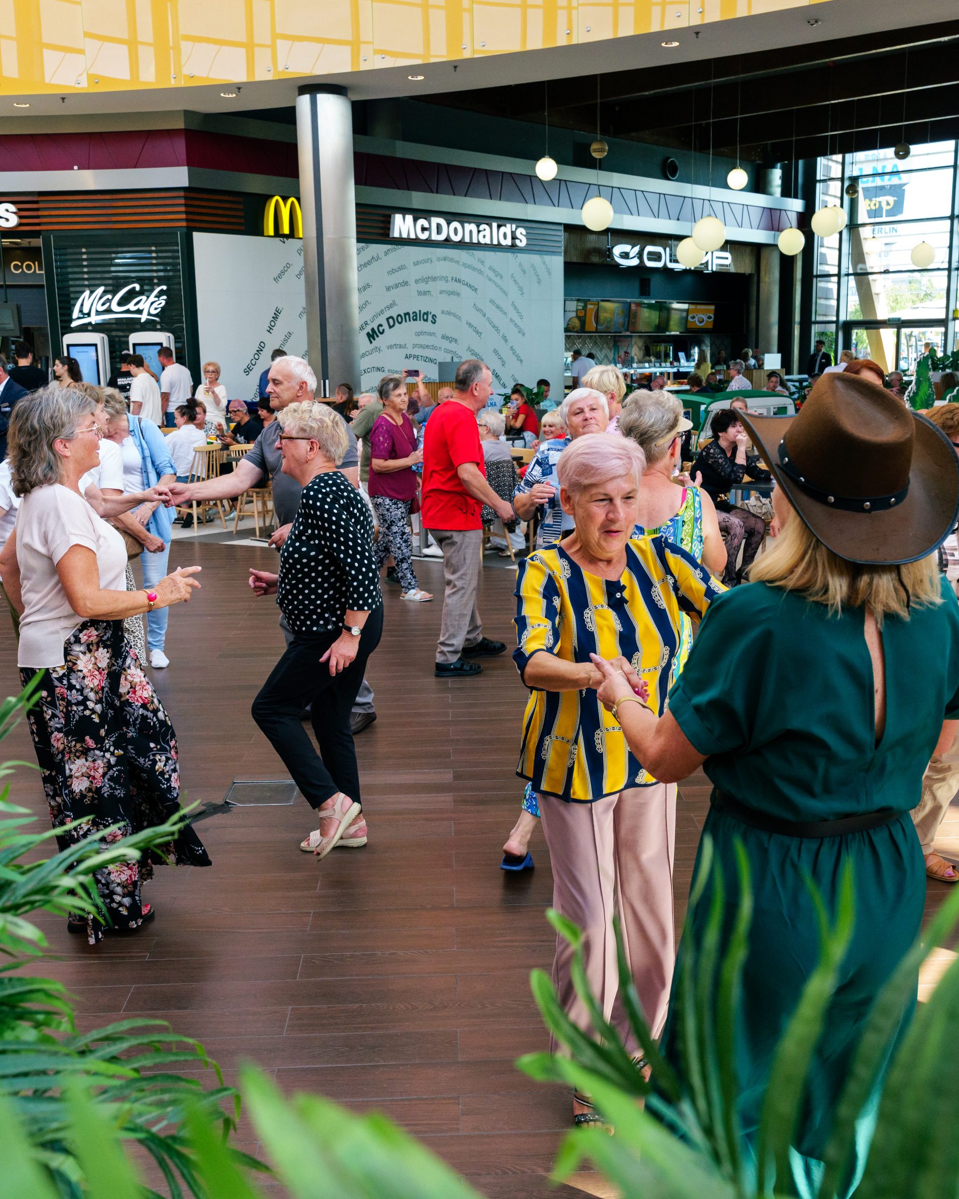 Seniorzy na parkiecie Galerii Solnej w trakcie potańcówki w dniu 20.08.2026.