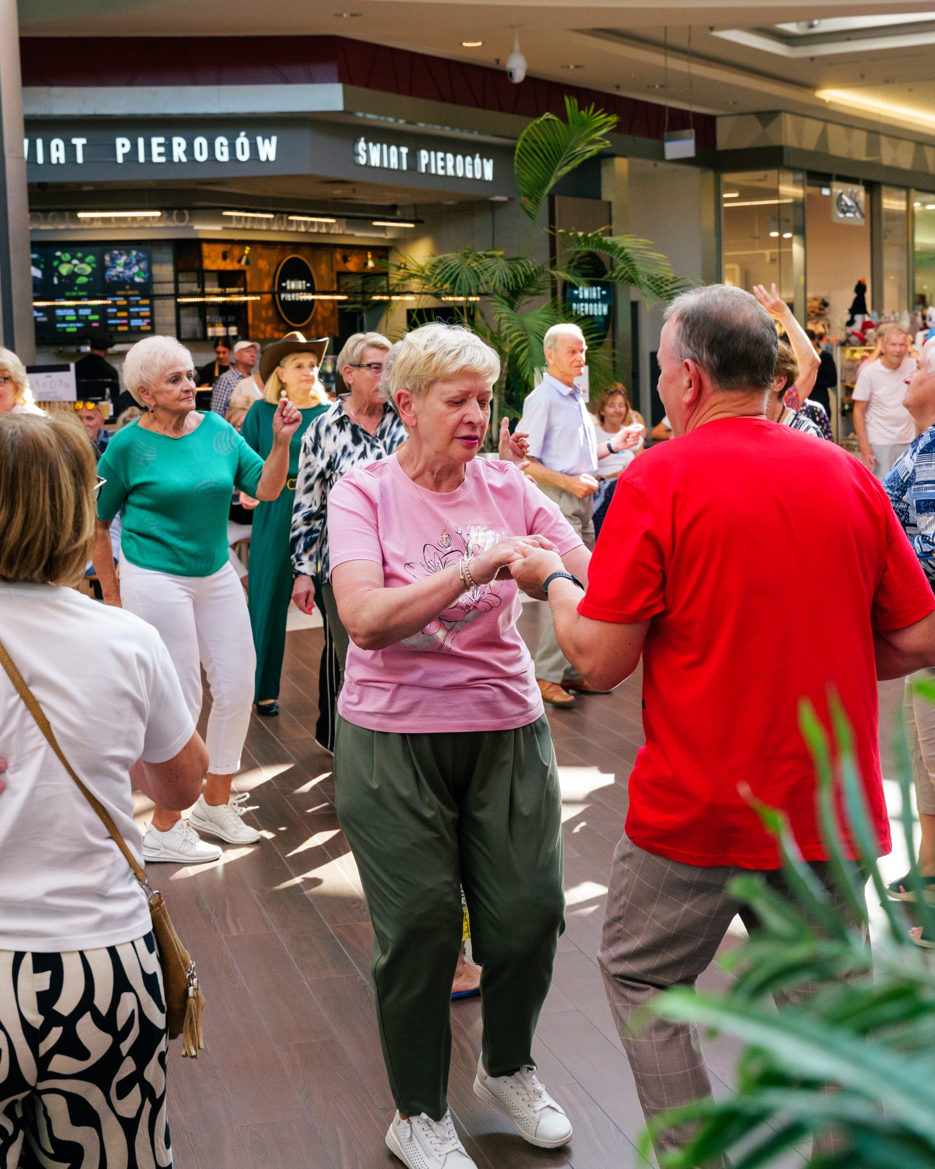 Seniorzy na parkiecie Galerii Solnej w trakcie potańcówki w dniu 20.08.2026.