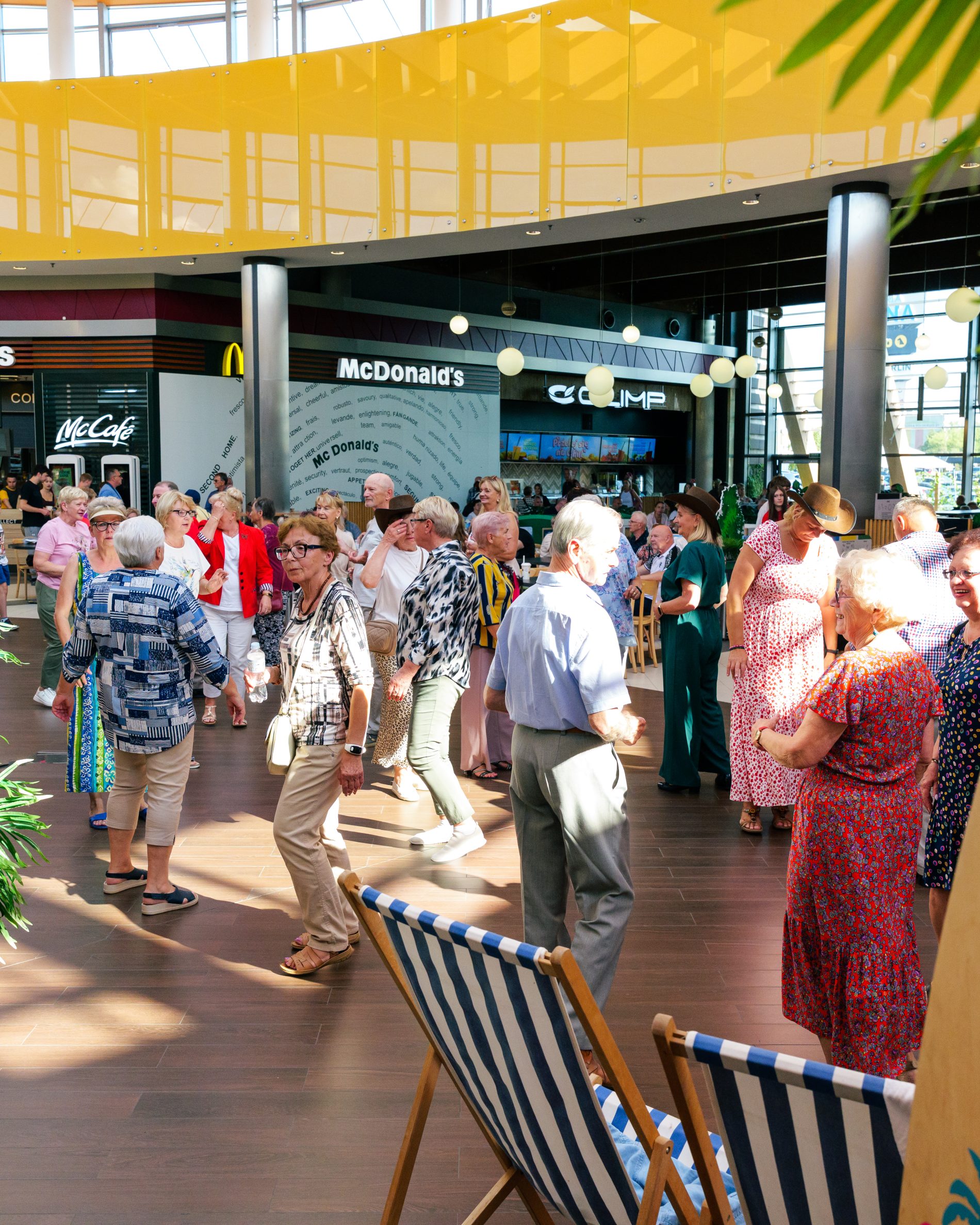 Seniorzy na parkiecie Galerii Solnej w trakcie potańcówki w dniu 20.08.2026.