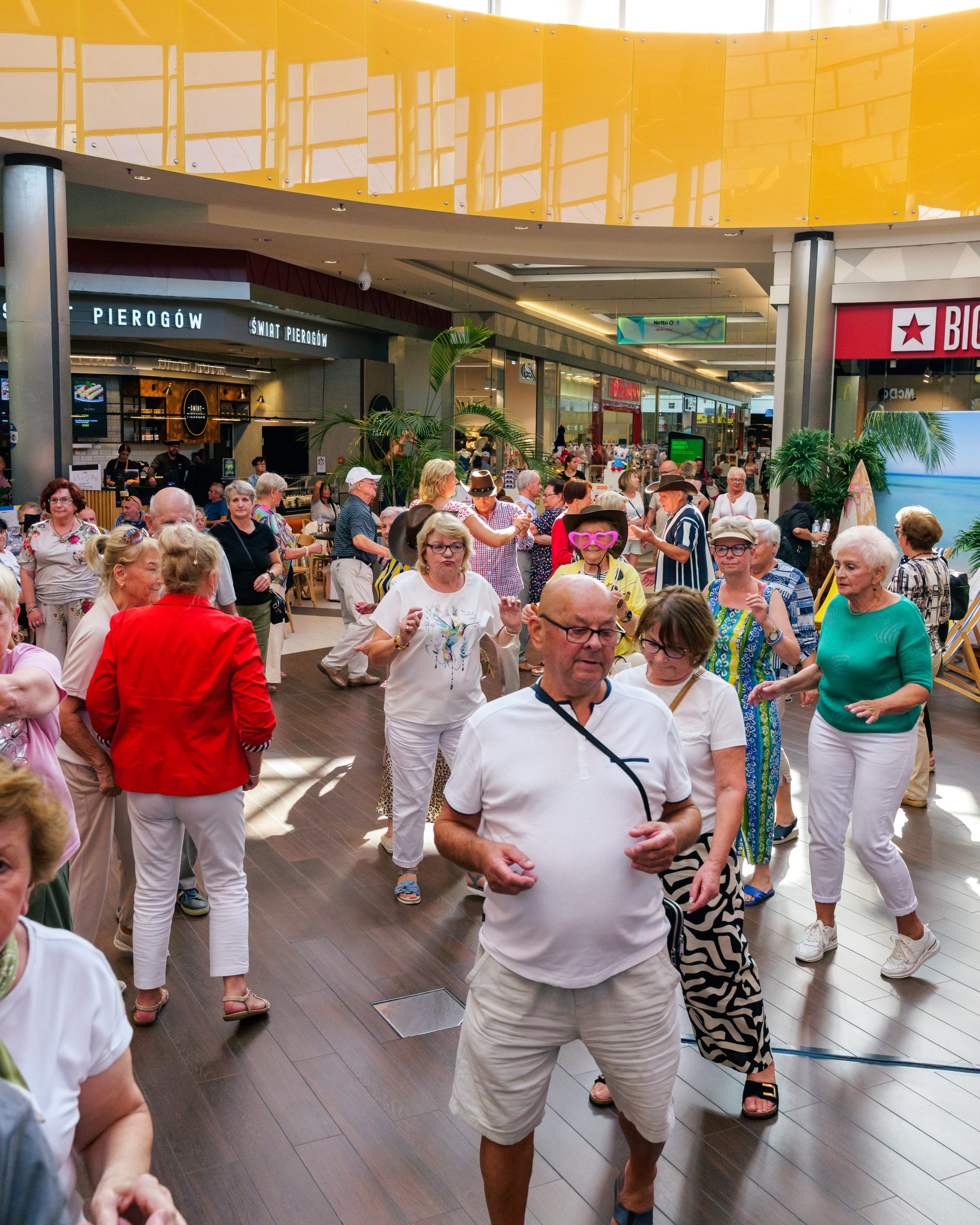 Seniorzy na parkiecie Galerii Solnej w trakcie potańcówki w dniu 20.08.2026.