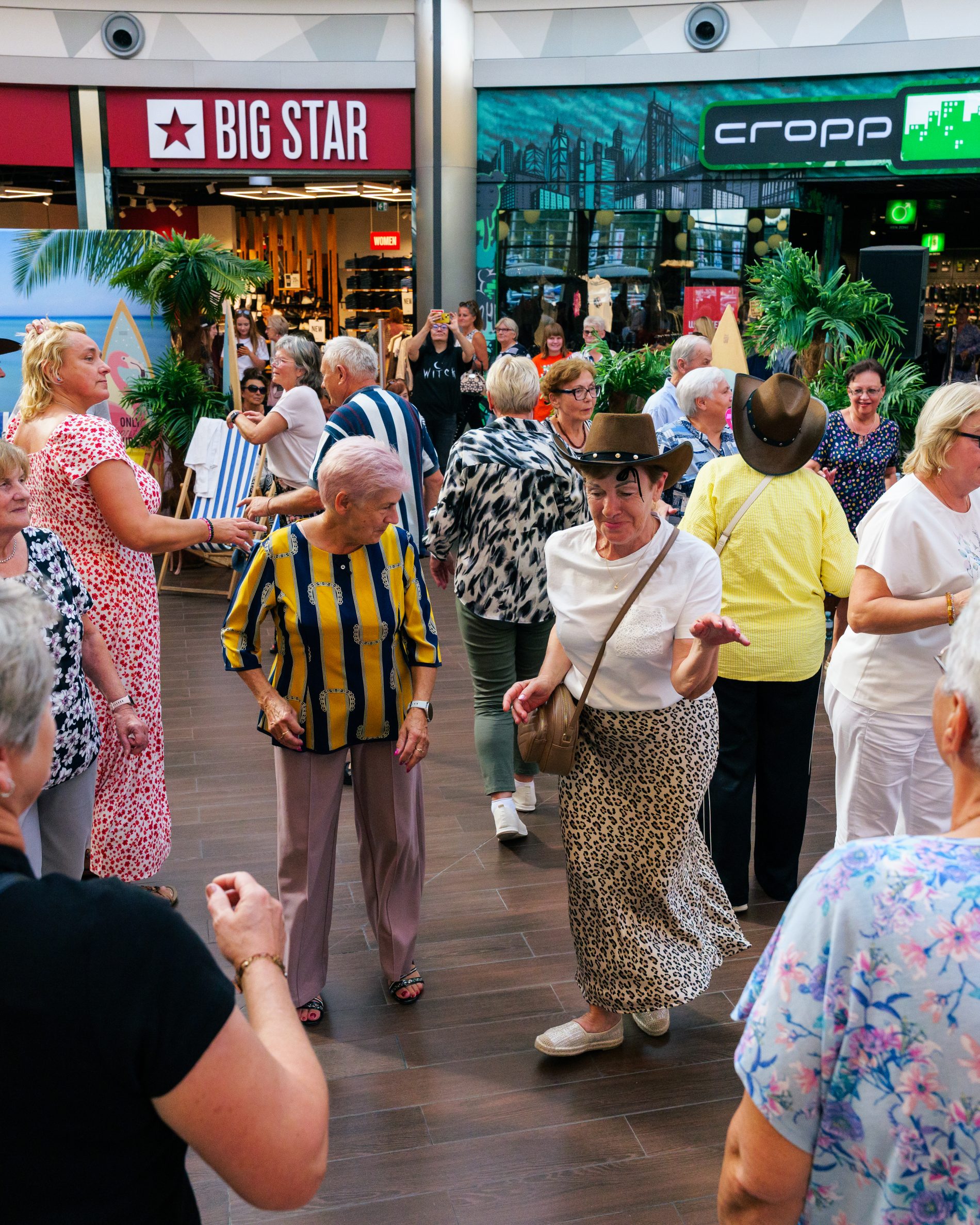 Seniorzy na parkiecie Galerii Solnej w trakcie potańcówki w dniu 20.08.2026.