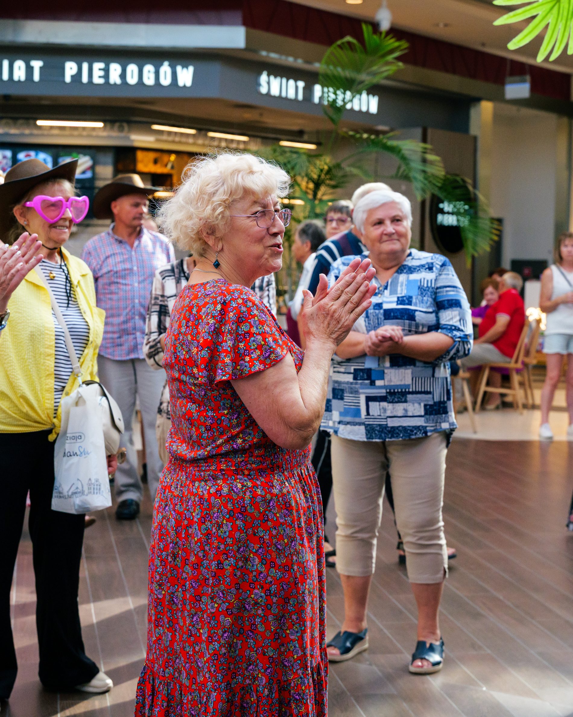 Seniorzy na parkiecie Galerii Solnej w trakcie potańcówki w dniu 20.08.2026.