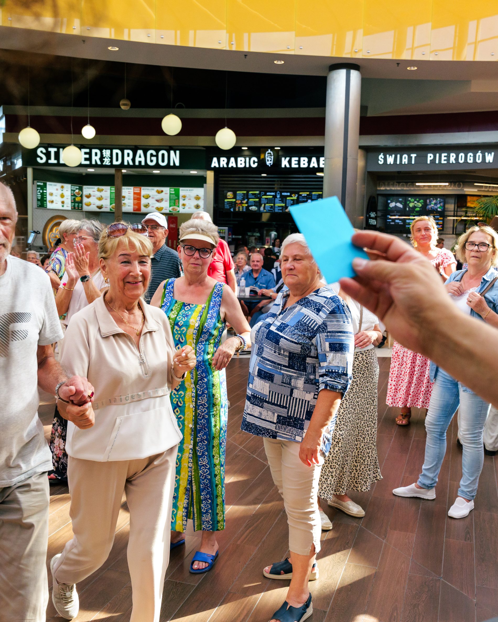 Seniorzy na parkiecie Galerii Solnej w trakcie potańcówki w dniu 20.08.2026.