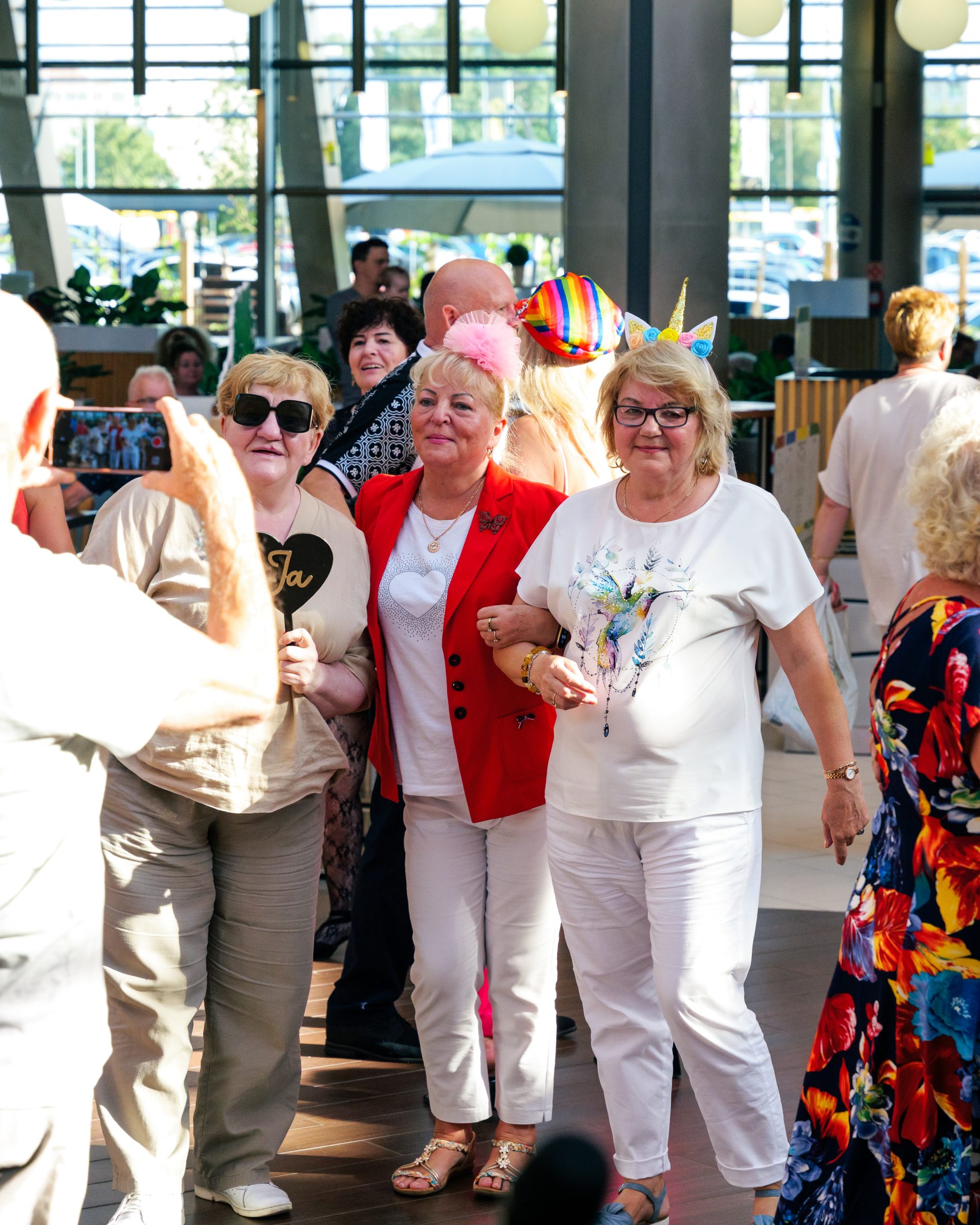 Seniorzy na parkiecie Galerii Solnej w trakcie potańcówki w dniu 20.08.2026.