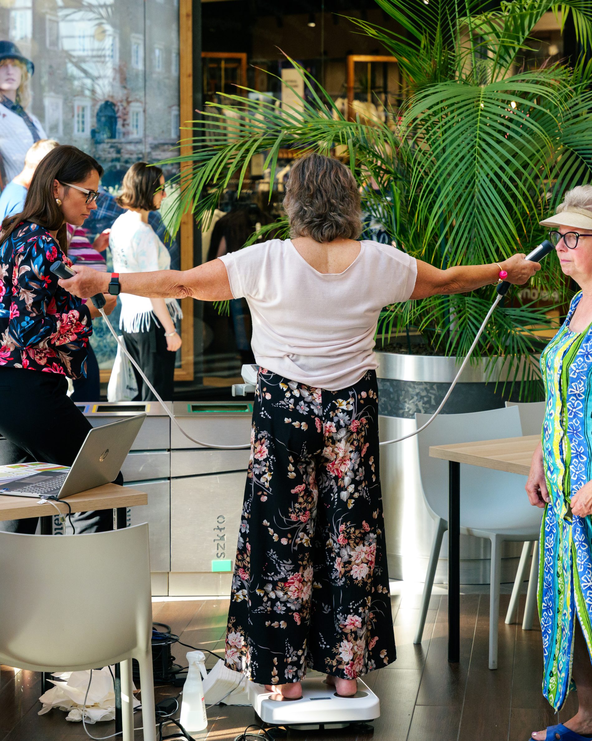 Seniorzy na parkiecie Galerii Solnej w trakcie potańcówki w dniu 20.08.2026.