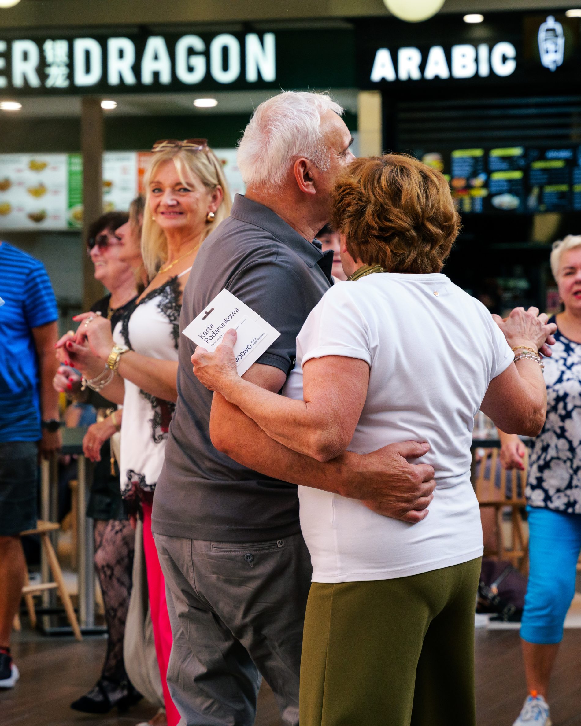 Seniorzy na parkiecie Galerii Solnej w trakcie potańcówki w dniu 20.08.2026.