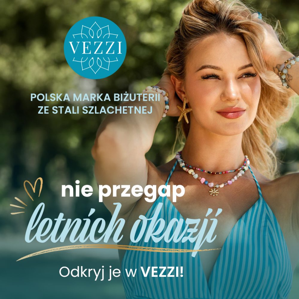 Letni baner promocyjny polskiej marki biżuterii VEZZI. Na tle rozmytej zieleni pozuje uśmiechnięta blondynka w niebiesko-białym topie w paski. Kobieta ma na sobie kolczyki w kształcie rozgwiazdy oraz wielobarwny naszyjnik z koralików. U góry widnieje turkusowe logo VEZZI i napis „POLSKA MARKA BIŻUTERII ZE STALI SZLACHETNEJ”. Na środku hasło: „nie przegap letnich okazji Odkryj je w VEZZI!”, ozdobione małym sercem.