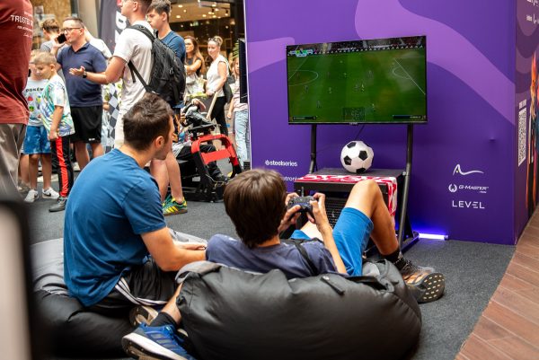 Uczestnicy turnieju Fortnite rywalizują przy stanowiskach komputerowych w strefie gamingowej Galerii Solnej.