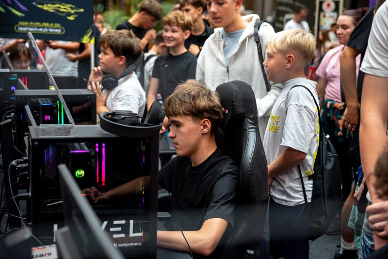 Uczestnicy turnieju Fortnite rywalizują przy stanowiskach komputerowych w strefie gamingowej Galerii Solnej.
