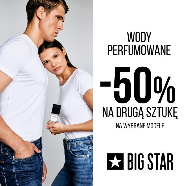 Baner promocyjny marki BIG STAR podzielony na dwie części. Po lewej stronie przedstawiono mężczyznę i kobietę ubranych w białe koszulki i jeansy; kobieta opiera głowę na ramieniu mężczyzny i trzyma w dłoni flakon perfum BIG STAR. Po prawej stronie, na białym tle, umieszczono duży czarny napis „WODY PERFUMOWANE -50% NA DRUGĄ SZTUKĘ NA WYBRANE MODELE” oraz logo „BIG STAR” na dole.