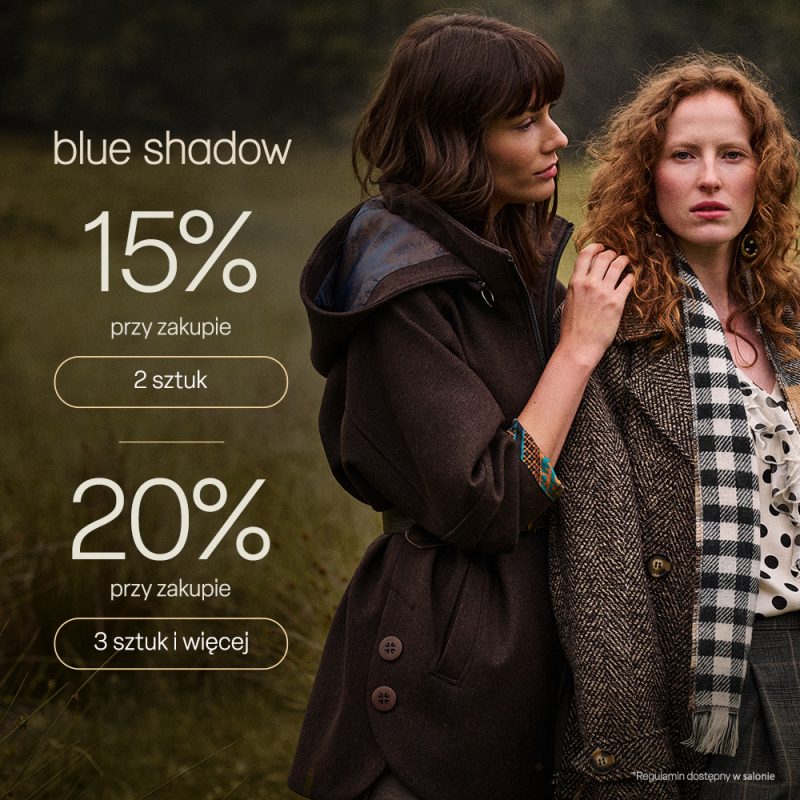 Baner promocyjny marki blue shadow na naturalnym tle plenerowym, przedstawiający dwie kobiety w jesiennych stylizacjach. Po prawej stronie stoi brunetka w ciemnobrązowym płaszczu z kapturem oraz rudowłosa kobieta w płaszczu w jodełkę i szalu w kratkę. Po lewej stronie umieszczono białe logo „blue shadow” oraz szczegóły promocji: „15% przy zakupie 2 sztuk” oraz „20% przy zakupie 3 sztuk i więcej”. W prawym dolnym rogu widnieje dopisek „*Regulamin dostępny w salonie”.