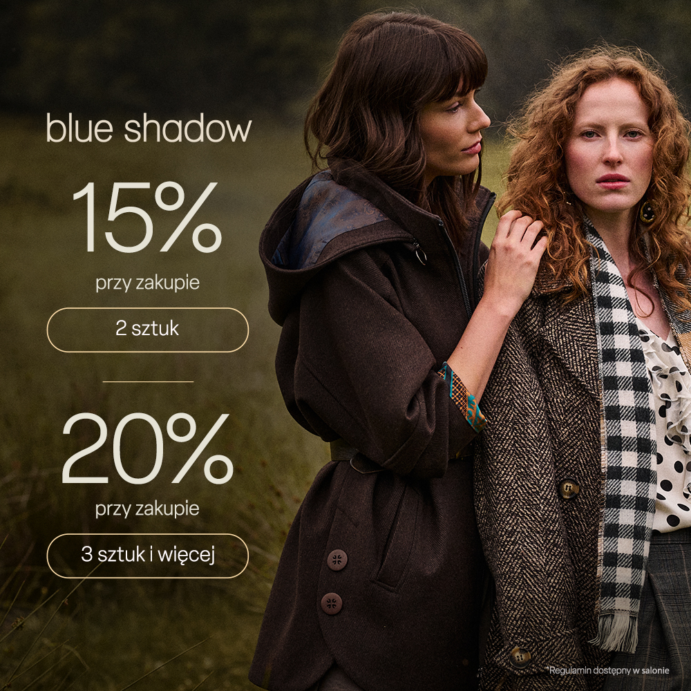 Baner promocyjny marki blue shadow na naturalnym tle plenerowym, przedstawiający dwie kobiety w jesiennych stylizacjach. Po prawej stronie stoi brunetka w ciemnobrązowym płaszczu z kapturem oraz rudowłosa kobieta w płaszczu w jodełkę i szalu w kratkę. Po lewej stronie umieszczono białe logo „blue shadow” oraz szczegóły promocji: „15% przy zakupie 2 sztuk” oraz „20% przy zakupie 3 sztuk i więcej”. W prawym dolnym rogu widnieje dopisek „*Regulamin dostępny w salonie”.