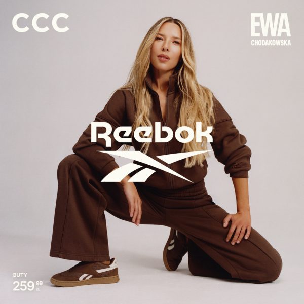 Baner promocyjny CCC przedstawiający Ewę Chodakowską pozującą w brązowym dresie i brązowo-białych butach sportowych marki Reebok. Na środku grafiki umieszczono duże białe logo Reebok, w lewym górnym rogu białe logo CCC, a w prawym napis „EWA CHODAKOWSKA”. W lewym dolnym rogu widnieje cena butów: „259,99 zł”.