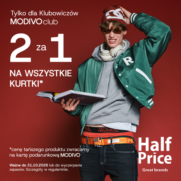 Baner promocyjny HalfPrice na czerwonym tle, przedstawiający młodego mężczyznę w zielonej kurtce bejsbolówce, szarej bluzie z kapturem, czapce zimowej i okularach przeciwsłonecznych, trzymającego otwartą książkę. Po lewej stronie umieszczono biały napis „Tylko dla Klubowiczów MODIVO club”, nagłówek „2 za 1 NA WSZYSTKO KURTKI*” oraz wyjaśnienie: „*cenę tańszego produktu zwracamy na kartę podarunkową MODIVO”. W prawym dolnym rogu znajduje się białe logo „HalfPrice Great brands”, a po lewej stronie na dole widnieje informacja o terminie promocji: „Ważne do 31.10.2026 lub do wyczerpania zapasów”.