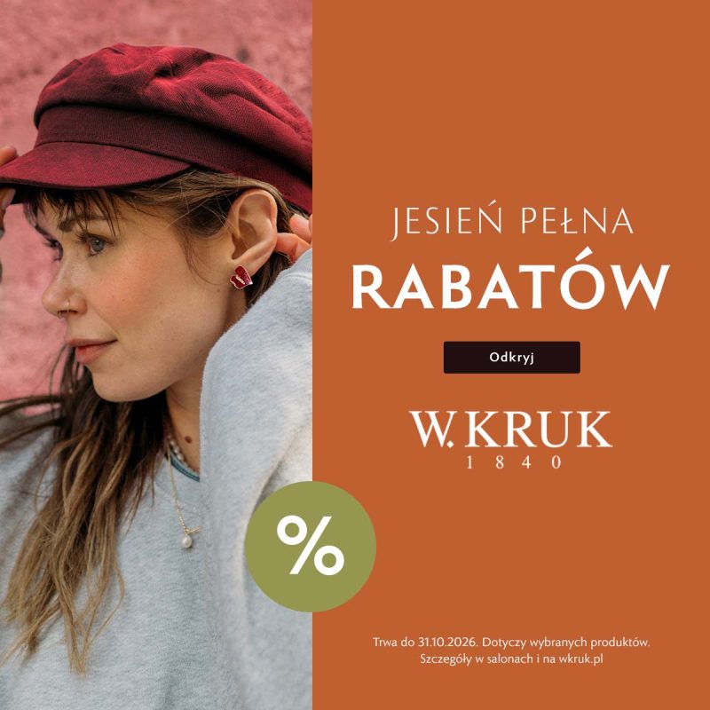 Baner promocyjny marki W.KRUK podzielony na dwie części. Po lewej stronie przedstawiono profil kobiety w bordo czapce z daszkiem (bosmance), z czerwonym kolczykiem w kształcie serca oraz delikatnym naszyjnikiem z perłą. Po prawej stronie, na rdzawym tle, umieszczono białe hasło „JESIEŃ PEŁNA RABATÓW”, czarny przycisk „Odkryj” oraz logo „W.KRUK 1840”. Na styku obu części widnieje oliwkowe kółko z białym symbolem „%”, a na dole informacja: „Trwa do 31.10.2026. Dotyczy wybranych produktów. Szczegóły w salonach i na wkruk.pl”.