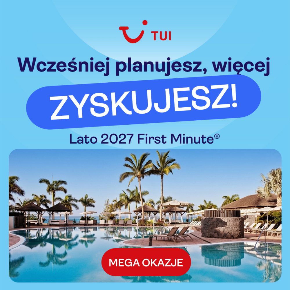 Baner promocyjny biura podróży TUI w jasnoniebieskiej kolorystyce, przedstawiający luksusowy resort z dużym basenem, palmami i leżakami pod parasolami. U góry umieszczono czerwono-białe logo „TUI”, napis „Wcześniej planujesz, więcej ZYSKUJESZ!” na niebieskim tle oraz nagłówek „Lato 2027 First Minute®”. W dolnej części obrazu, na tle basenu, widnieje czerwony przycisk z białym napisem „MEGA OKAZJE”.
