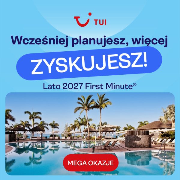 Baner promocyjny biura podróży TUI w jasnoniebieskiej kolorystyce, przedstawiający luksusowy resort z dużym basenem, palmami i leżakami pod parasolami. U góry umieszczono czerwono-białe logo „TUI”, napis „Wcześniej planujesz, więcej ZYSKUJESZ!” na niebieskim tle oraz nagłówek „Lato 2027 First Minute®”. W dolnej części obrazu, na tle basenu, widnieje czerwony przycisk z białym napisem „MEGA OKAZJE”.