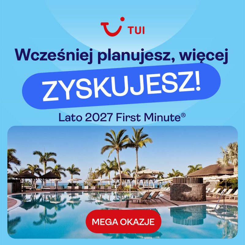 Baner promocyjny biura podróży TUI w jasnoniebieskiej kolorystyce, przedstawiający luksusowy resort z dużym basenem, palmami i leżakami pod parasolami. U góry umieszczono czerwono-białe logo „TUI”, napis „Wcześniej planujesz, więcej ZYSKUJESZ!” na niebieskim tle oraz nagłówek „Lato 2027 First Minute®”. W dolnej części obrazu, na tle basenu, widnieje czerwony przycisk z białym napisem „MEGA OKAZJE”.