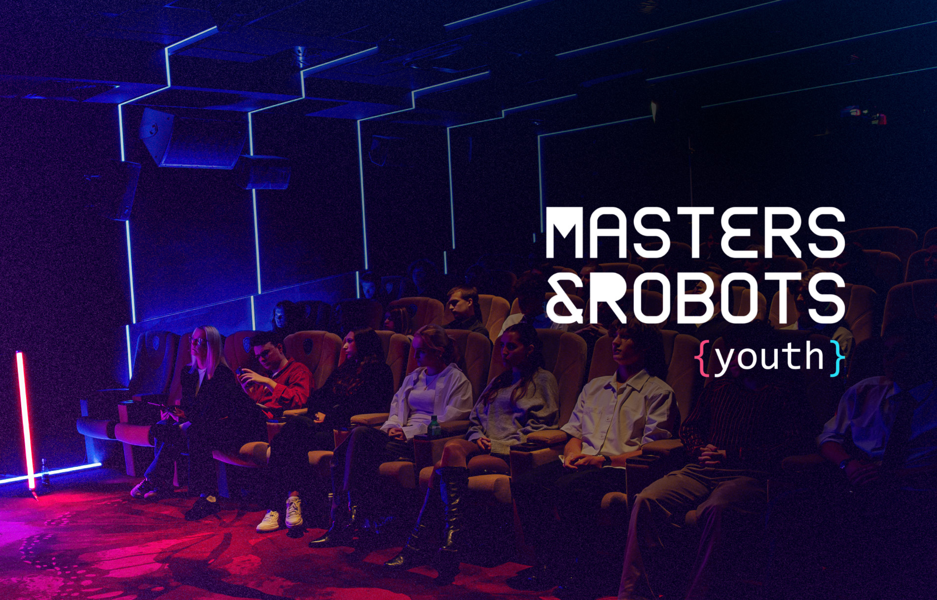 Grafika promująca konferencję Masters & Robots Youth dla młodych osób, 23 października 2026, online i bezpłatnie. Na zdjęciu młodzież siedząca na widowni podczas wydarzenia.